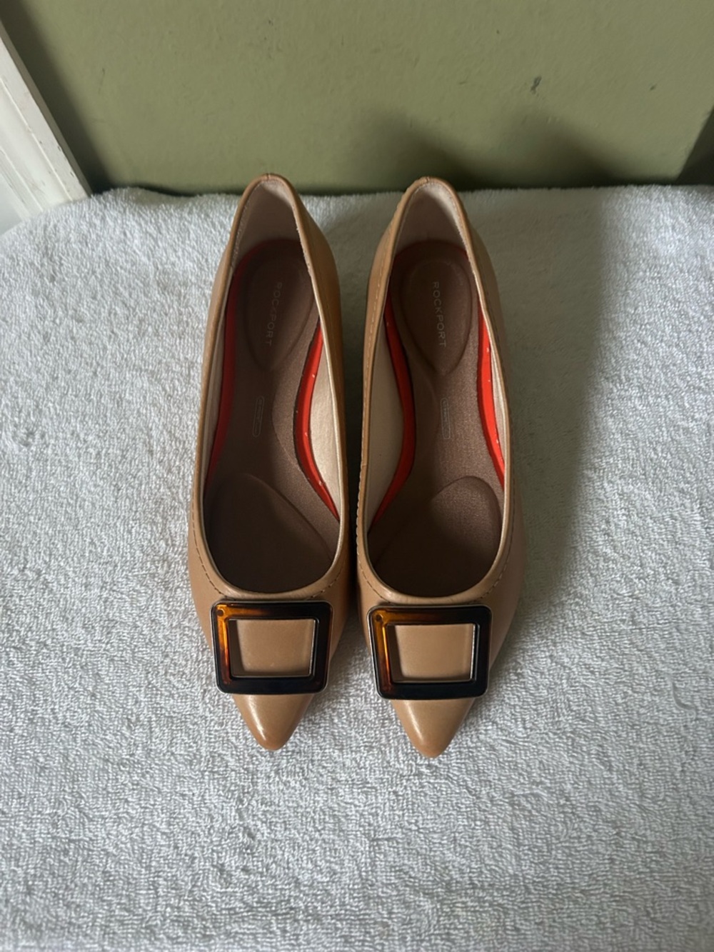 NWOB Rockport Beige Pointed Toe Flats with Tortoiseshell Buckle